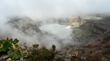 Orta Amerika 'daki Kosta Rika' nın Poas volkanının panoramik manzarası. Yüksek kalite fotoğraf