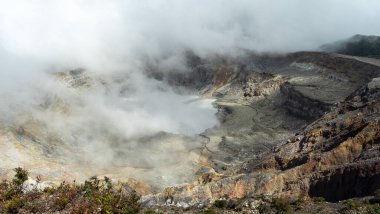 Orta Amerika 'daki Kosta Rika' nın Poas volkanının panoramik manzarası. Yüksek kalite fotoğraf
