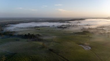 La Fortuna, Kosta Rika 'da gün doğumunda sisli tarlaların ve kır yollarının havadan görüntüsü. Yüksek kalite fotoğraf