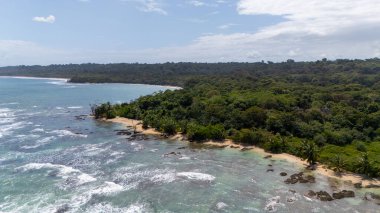 İnsansız hava aracı, güzel bir kumsalın doğuşuyla birlikte ada, Bocas de Toro, Panama 'da kristal berrak su ile birlikte. Yüksek kalite fotoğraf