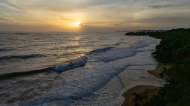 Hava aracı görüntüsü, Panama, Bocas de Toro, Bocas 'daki Bluff Beach ve Bluff Beach' in güzel otelinin doğuşunda. Yüksek kalite fotoğraf