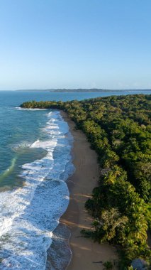 Hava aracı görüntüsü, Panama, Bocas de Toro, Bocas 'daki Bluff Beach ve Bluff Beach' in güzel otelinin doğuşunda. Yüksek kalite fotoğraf