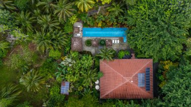 Güzel Bluff Beach Retreat Oteli 'nin gün doğumunda Colon Adası, Bocas de Toro, Panama' daki havuzu ve Bluff Sahili 'nin insansız hava aracı görüntüsü. Yüksek kalite fotoğraf