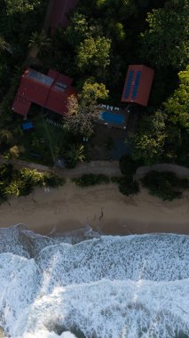 Hava aracı görüntüsü, Panama, Bocas de Toro, Bocas 'daki Bluff Beach ve Bluff Beach' in güzel otelinin doğuşunda. Yüksek kalite fotoğraf