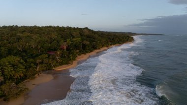 Hava aracı görüntüsü, Panama, Bocas de Toro, Bocas 'daki Bluff Beach ve Bluff Beach' in güzel otelinin doğuşunda. Yüksek kalite fotoğraf