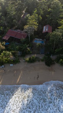 Hava aracı görüntüsü, Panama, Bocas de Toro, Bocas 'daki Bluff Beach ve Bluff Beach' in güzel otelinin doğuşunda. Yüksek kalite fotoğraf