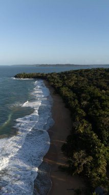Hava aracı görüntüsü, Panama, Bocas de Toro, Bocas 'daki Bluff Beach ve Bluff Beach' in güzel otelinin doğuşunda. Yüksek kalite fotoğraf