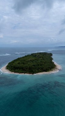 Cayo Zapatilla sahiline gelen beyaz dalgaların hava görüntüsü. Bocas del Toro takımadaları, Panama, Karayipler, Orta Amerika. Yüksek kalite fotoğraf