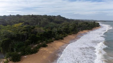 Hava aracı görüntüsü, Panama, Bocas de Toro, Bocas 'daki Bluff Beach ve Bluff Beach' in güzel otelinin doğuşunda. Yüksek kalite fotoğraf