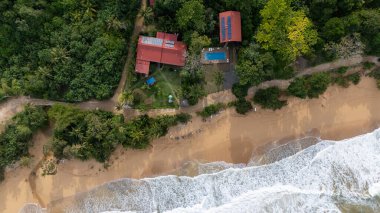 Hava aracı görüntüsü, Panama, Bocas de Toro, Bocas 'daki Bluff Beach ve Bluff Beach' in güzel otelinin doğuşunda. Yüksek kalite fotoğraf