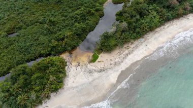 Kosta Rika 'daki Cahuita Ulusal Parkı' nın insansız hava aracı görüntüsü. Yüksek kalite fotoğraf