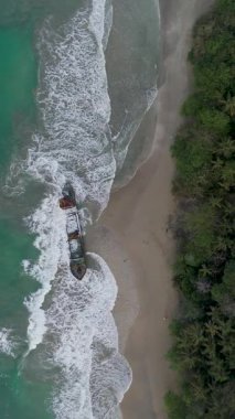 Kosta Rika 'ya karşı Manzanillo Gemi Enkazı' nın havadan görünüşü tropikal ormanlar ve el değmemiş sahil şeridi. Dolly shot 'ı çember yapın. Yüksek kalite 4k görüntü