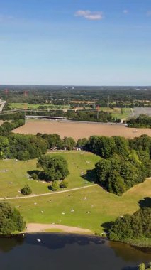 Hamburg 'daki Ojendorfer parkı yakınlarında bir göl manzarası. Yüksek kalite 4k görüntü