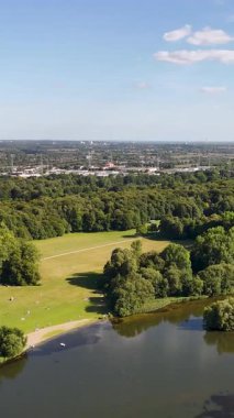 Hamburg 'daki Ojendorfer parkı yakınlarında bir göl manzarası. Yüksek kalite 4k görüntü