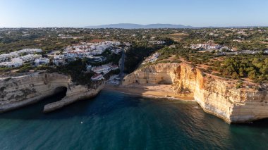 Portekiz, Algarve 'deki Benagil Sahili' nin insansız hava aracı görüntüsü çarpıcı deniz mağaraları, turkuaz sular ve seyahat, macera ve kıyı görüntüleri için mükemmel uçurumlar sergiliyor. Yüksek kalite fotoğraf