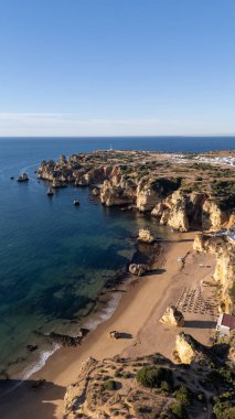 Praia de Dona Ana plajı Lagos kasabası, Algarve, Portekiz yakınlarında. Portekiz 'in turkuaz deniz suyu ve kayalıkları olan Praia Dona Ana plajı. Hava aracı görüntüsü. Yüksek kalite fotoğraf