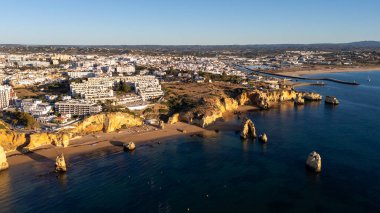 Praia de Dona Ana plajı Lagos kasabası, Algarve, Portekiz yakınlarında. Portekiz 'in turkuaz deniz suyu ve kayalıkları olan Praia Dona Ana plajı. Hava aracı görüntüsü. Yüksek kalite fotoğraf