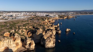 Praia de Dona Ana plajı Lagos kasabası, Algarve, Portekiz yakınlarında. Portekiz 'in turkuaz deniz suyu ve kayalıkları olan Praia Dona Ana plajı. Hava aracı görüntüsü. Yüksek kalite fotoğraf