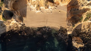 Praia de Dona Ana plajı Lagos kasabası, Algarve, Portekiz yakınlarında. Portekiz 'in turkuaz deniz suyu ve kayalıkları olan Praia Dona Ana plajı. Hava aracı görüntüsü. Yüksek kalite fotoğraf