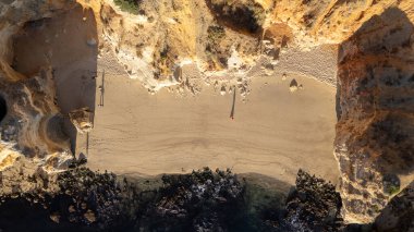 Praia de Dona Ana plajı Lagos kasabası, Algarve, Portekiz yakınlarında. Portekiz 'in turkuaz deniz suyu ve kayalıkları olan Praia Dona Ana plajı. Hava aracı görüntüsü. Yüksek kalite fotoğraf