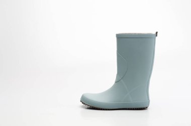 Beyaz arka plandaki mavi lastik çizme.