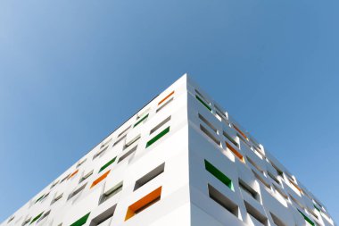 Modern bir konut binasının ön cephesi olan şehir manzarası.