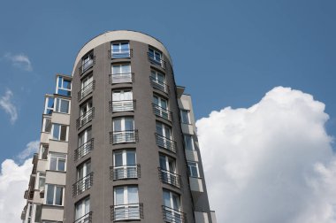 Bulutlu arka planda evin bir parçası