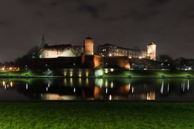 Akşam manzarası Krakow gezinti güvertesi ve Vistula nehri tepesinde Wawel Kalesi