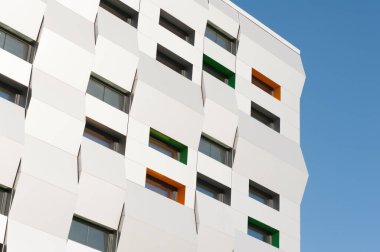 Modern bir konut binasının ön cephesi olan şehir manzarası.