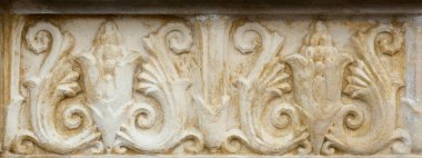 İlginç desenli bir kaya kabartması.
