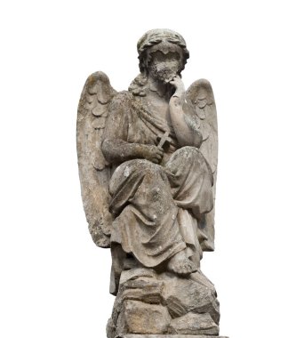 Beyaz arka planda oturan yüzü olmayan bir meleğin taş figürü.