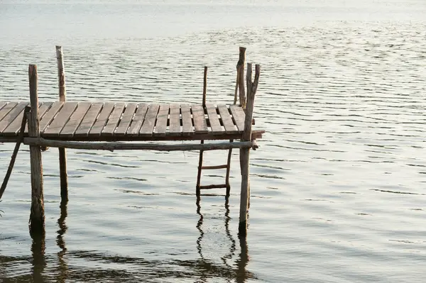 Yalnız eski ahşap iskele