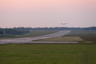 Uçak gün batımında havalanıyor.