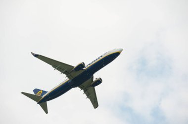 Lviv, Ukrayna - 07.19.2020: Ryanair Boeing 737 sefer sayılı uçak Lviv Uluslararası Havalimanı 'ndan kalkıyor ve yükselmeye devam ediyor. Alt görünüm
