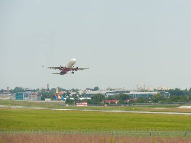 Lviv, Ukrayna - 07.19.2020: Wizzair Airbus A320 Lviv Uluslararası Havaalanı 'ndan havalanan uçak ve yükselen irtifa.