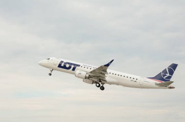Lviv, Ukrayna - 07.19.2020: LOT Polonya Havayolları Embraer 190 uçak yüksekliği