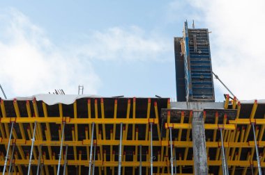 Yeni bir evin inşasında somut sütunlar oluşturma süreci