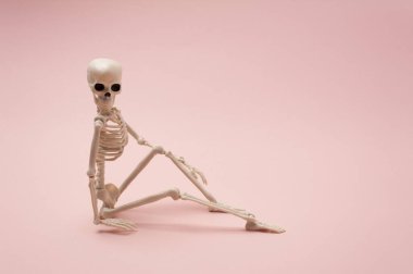 Renkli arka planda insan iskeletinin komik duruşu