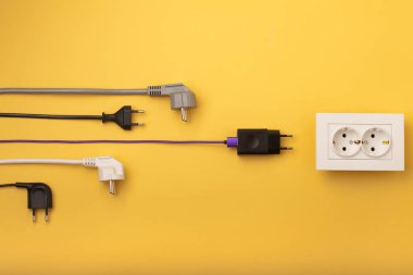 Bedava elektrik prizi almaya çalışan farklı elektrik prizleri.