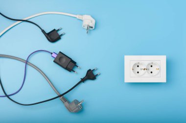 Bedava elektrik prizi almaya çalışan farklı elektrik prizleri.