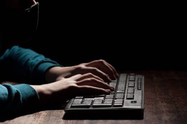 Bilinmeyen kişinin elleri klavye kullanarak müdahil için korkutucu ve tehditkar mesajlar gönderir.