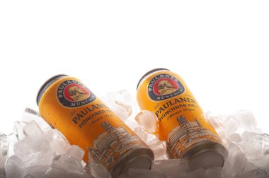 Lviv, Ukrayna - 24.07.2023: Dünyada tanınmış ve popüler olan Alman bira markası 