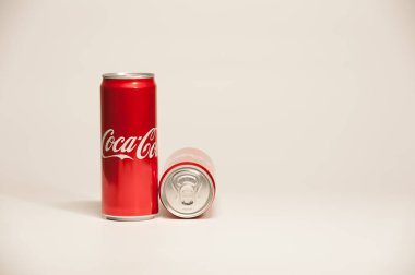 Açık gri arka planda alüminyum teneke kutu Coca-Cola.