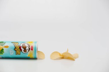 Lviv, Ukrayna - 04.07.2022: Pringles cipsleri ve beyaz arka planda reklam promosyonu için ticari marka logosuna sahip tüp