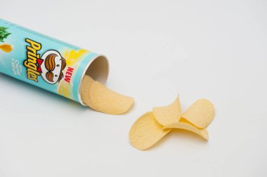 Lviv, Ukrayna - 04.07.2022: Pringles cipsleri ve beyaz arka planda reklam promosyonu için ticari marka logosuna sahip tüp