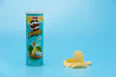 Lviv, Ukrayna - 04.07.2022: Pringles cipsleri ve mavi arka planda reklam promosyonu için ticari marka logosuna sahip tüp