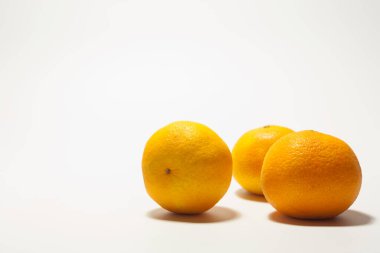 Olgun turuncu taze mandalinalar beyaz arka planda izole edilmiş.