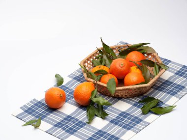 Bir düzine taze olgun ve sulu mandallı ve damalı kumaş yapraklı.