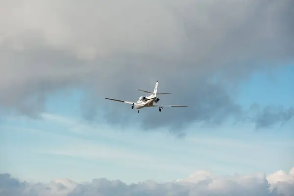 Küçük bir özel jet inişe hazırlanıyor.