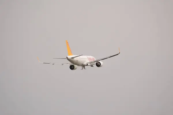 Lviv, Ukrayna - 08.27.2021: Pegasus Airbus a320 Neo uçağı kalkış sırasında kötü durumdaydı